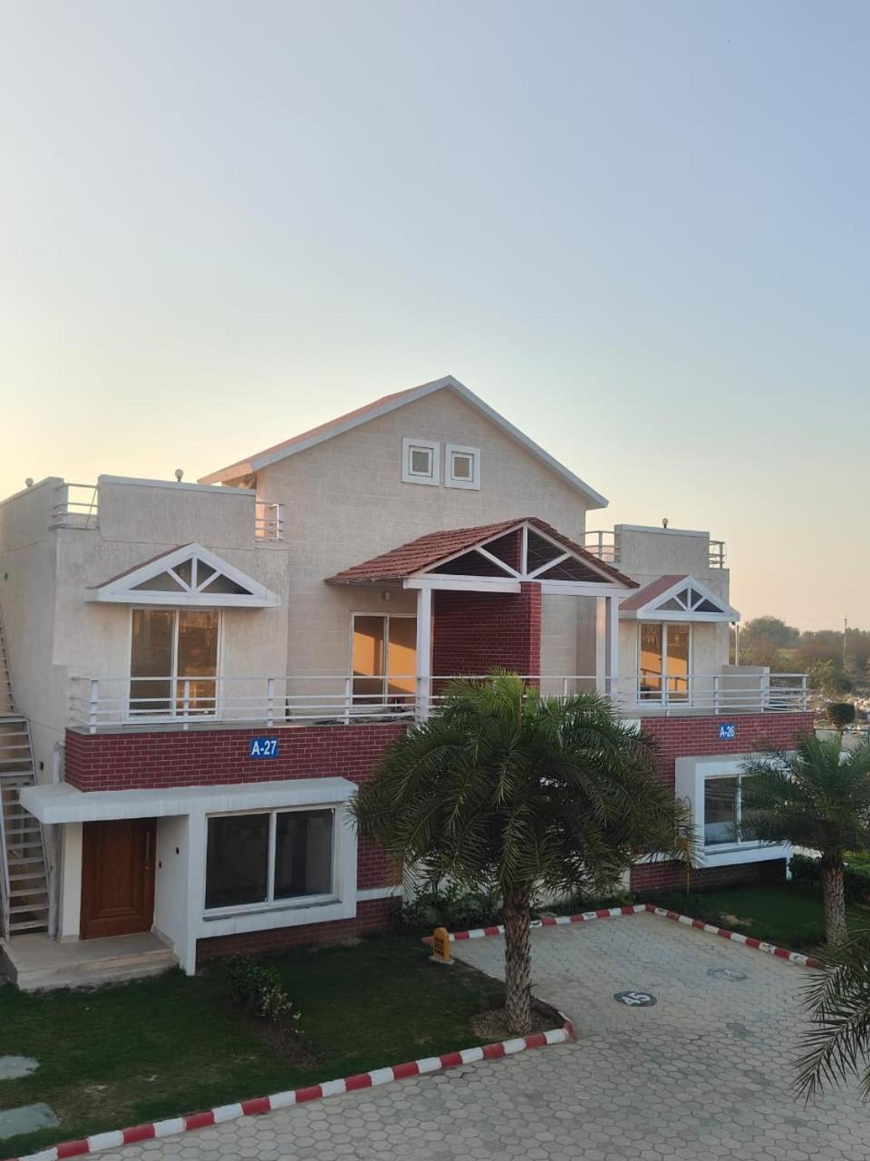 Villa In Vrindavan, Hare Krishna M מראה חיצוני תמונה